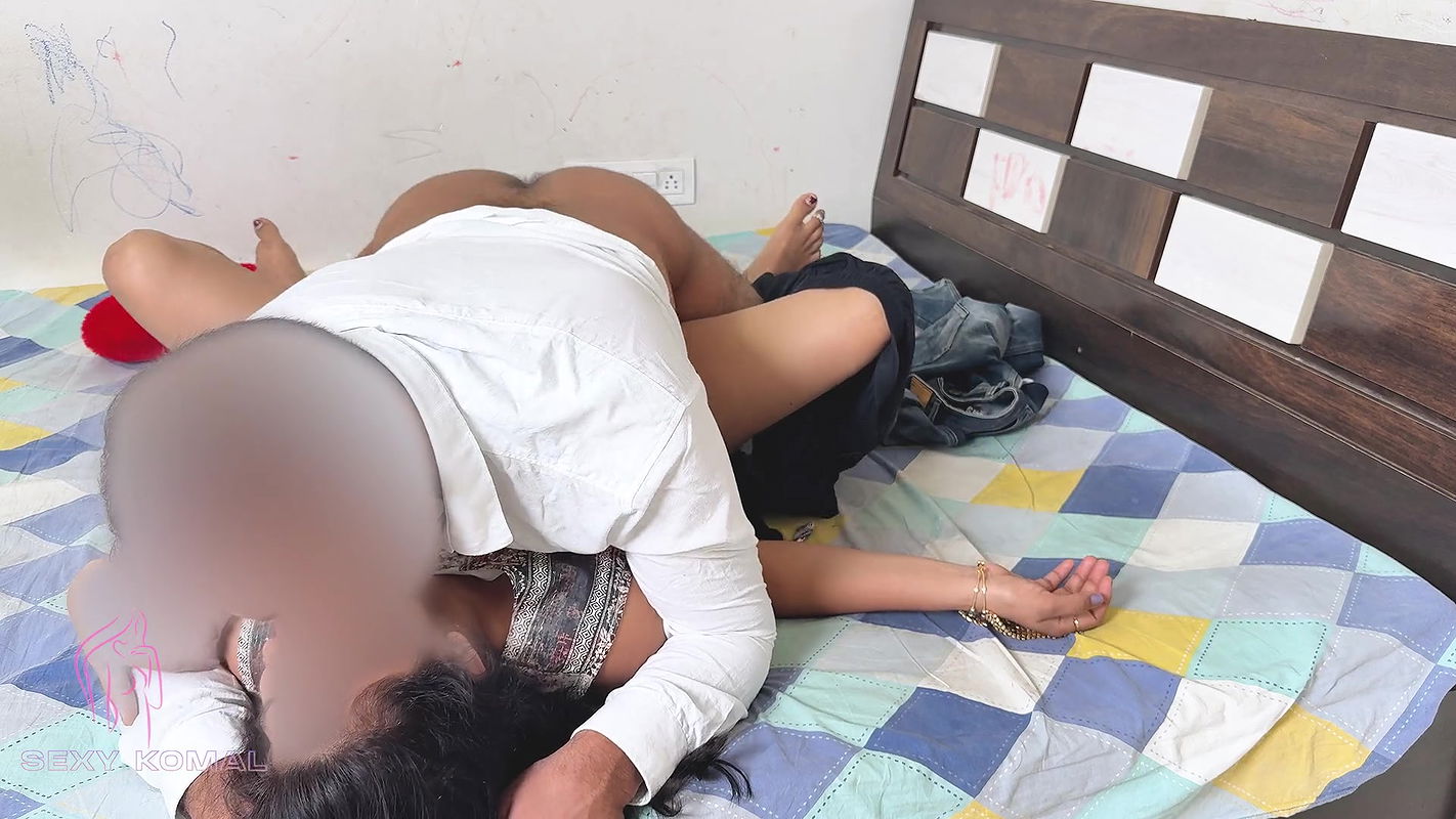 Komal Was Shopping in the Mall, There She Saw Her Fan and Took Him to His Friend’s Flat and Licked His Pussy