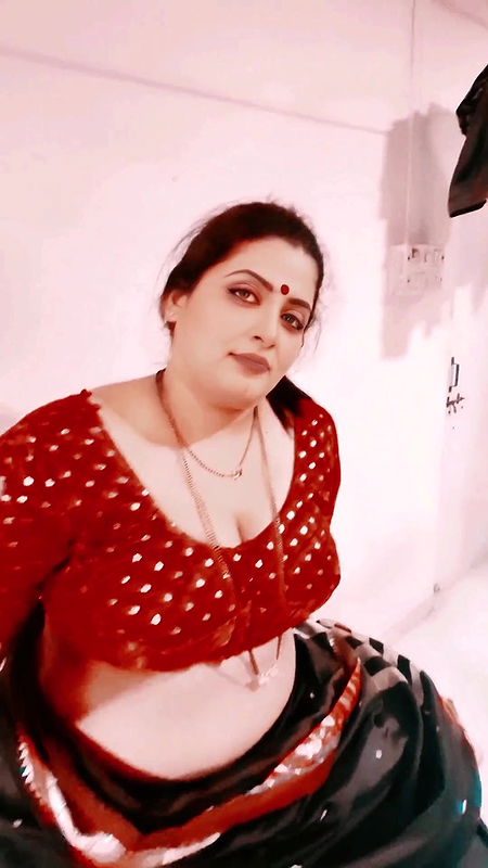 Sexy Marathi Mami Enjoy Her Young Boyfriend She Is Showing Her Big Back Side