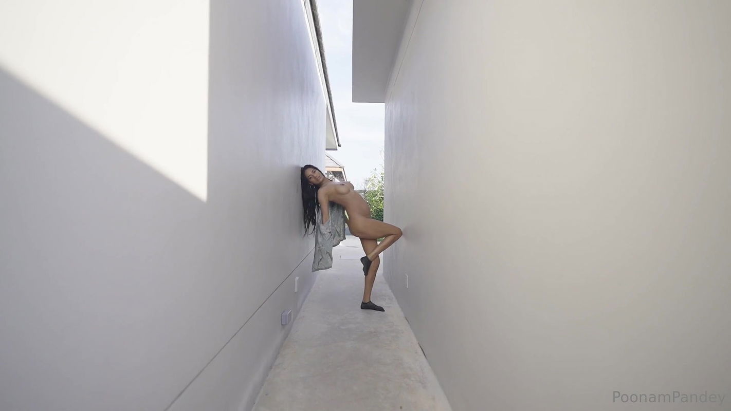 Lick me baby – Poonam Pandey