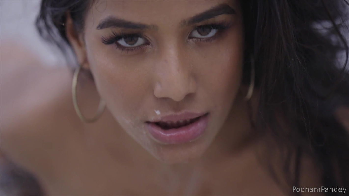 Lick me baby – Poonam Pandey