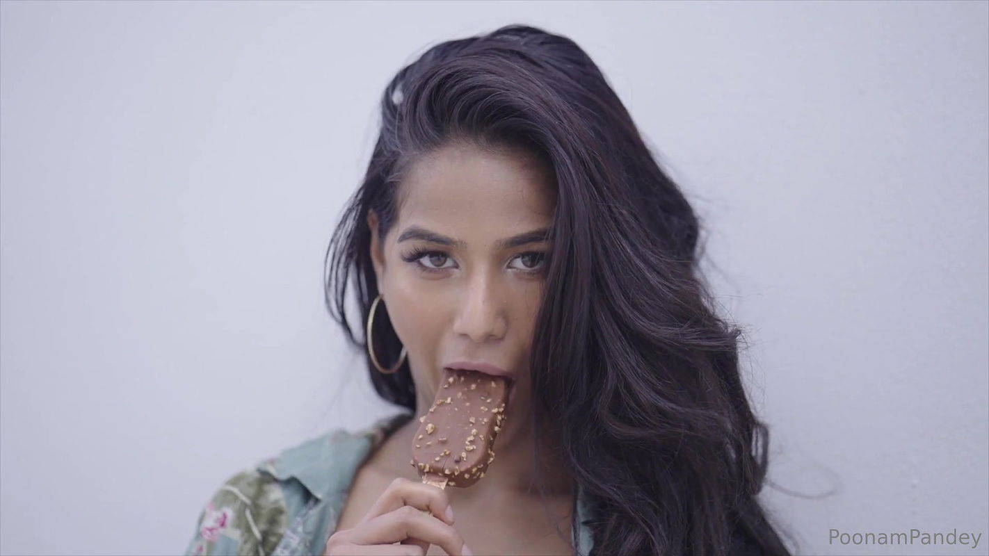 Lick me baby – Poonam Pandey