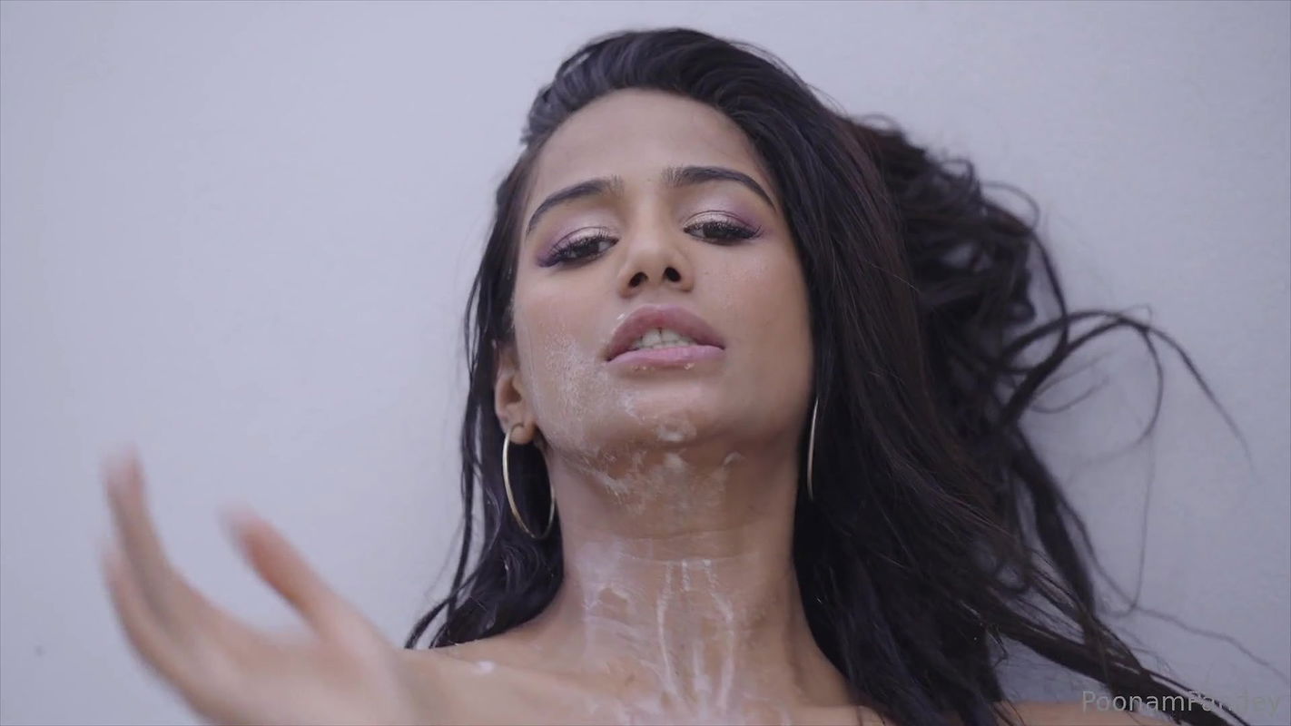 Lick me baby – Poonam Pandey
