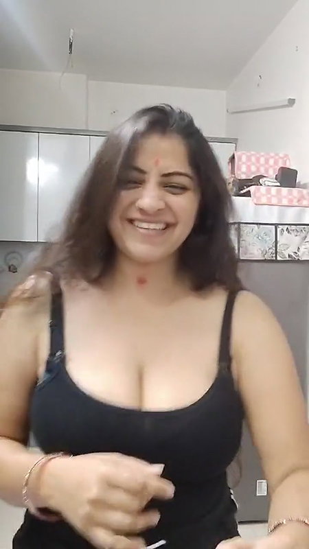 Youtuber Vandhana 17