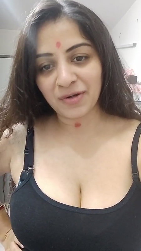 Youtuber Vandhana 17