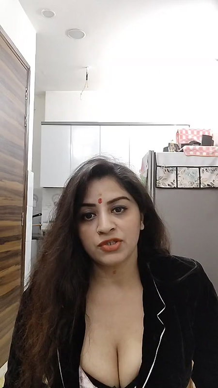 Youtuber Vandhana 18