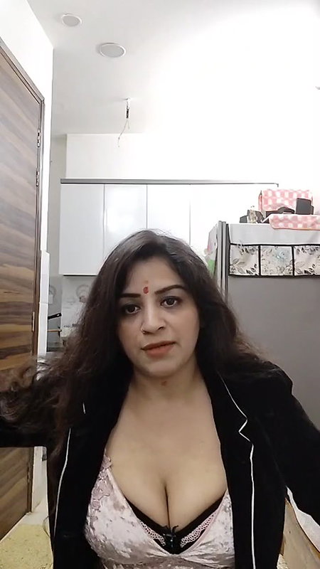 Youtuber Vandhana 18