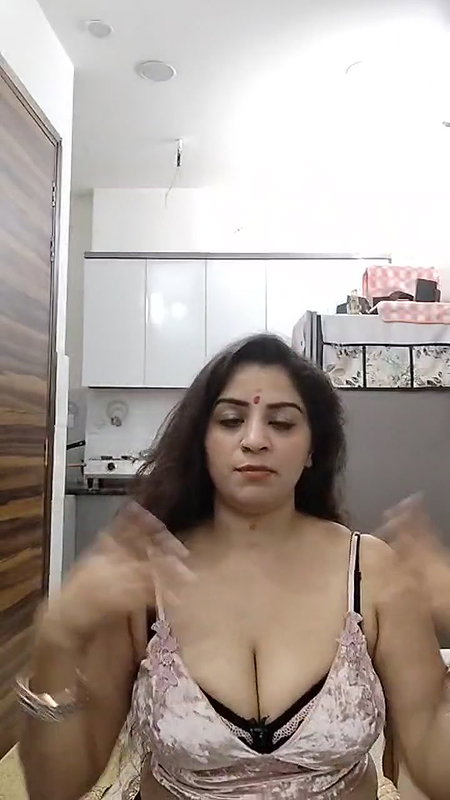 Youtuber Vandhana 18