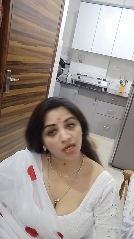 Youtuber Vandhana 33