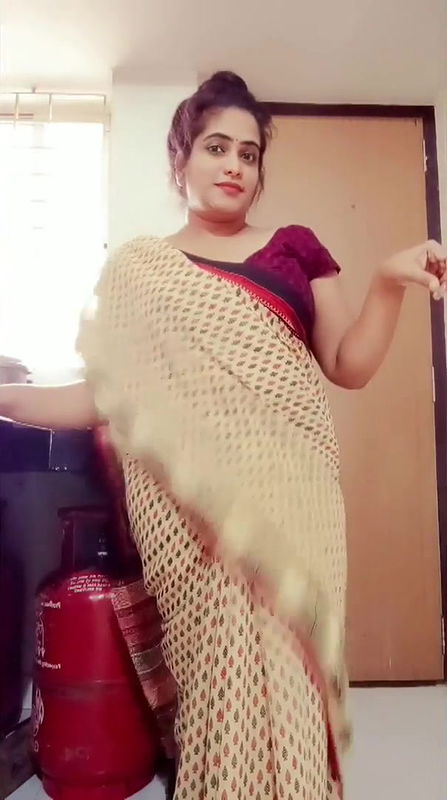 Beautiful Hot Bhabhi Showing Nude In Kitchen 22