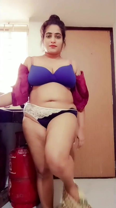 Beautiful Hot Bhabhi Showing Nude In Kitchen 22