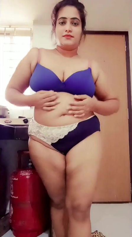 Beautiful Hot Bhabhi Showing Nude In Kitchen 22