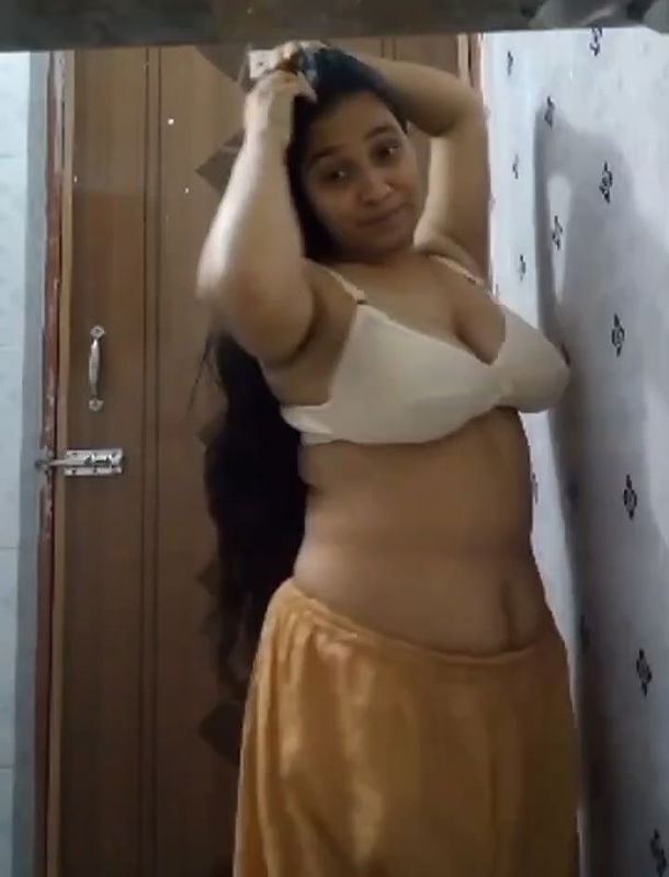 Desi Village Bhabhi Bathing Showiing Nude10 VIDEO 25