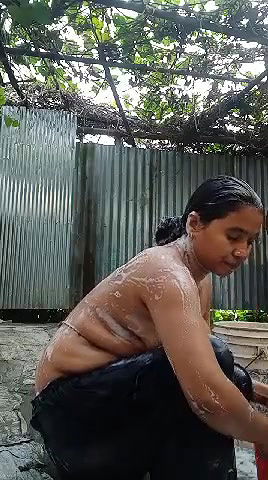 Desi Village Bhabhi Bathing Showiing Nude10 VIDEO 27