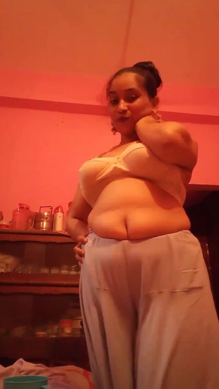 Desi Village Bhabhi Bathing Showiing Nude10 VIDEO 28