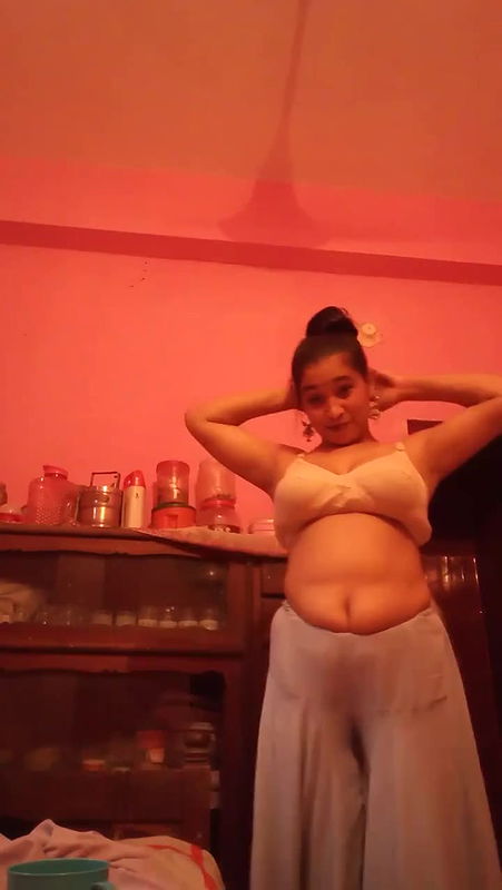 Desi Village Bhabhi Bathing Showiing Nude10 VIDEO 28