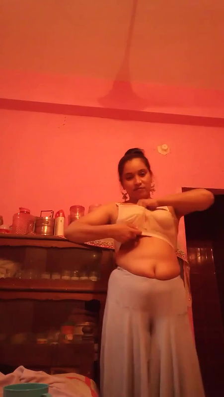 Desi Village Bhabhi Bathing Showiing Nude10 VIDEO 28