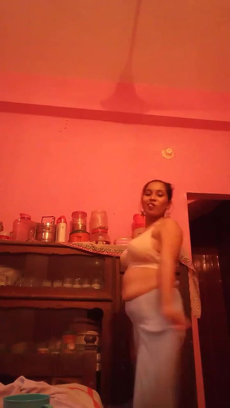 Desi Village Bhabhi Bathing Showiing Nude10 VIDEO 28