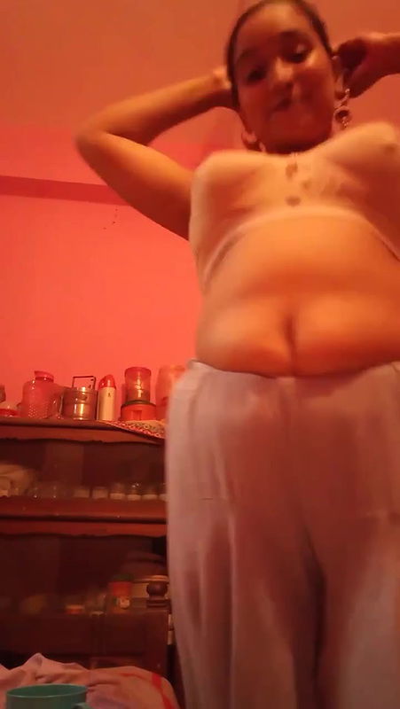 Desi Village Bhabhi Bathing Showiing Nude10 VIDEO 28