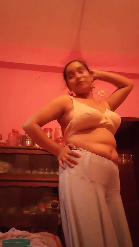 Desi Village Bhabhi Bathing Showiing Nude10 VIDEO 28