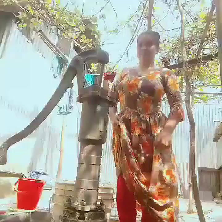 Desi Village Bhabhi Bathing Showiing Nude10 VIDEO 29