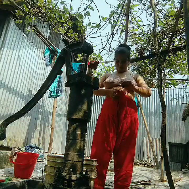 Desi Village Bhabhi Bathing Showiing Nude10 VIDEO 29