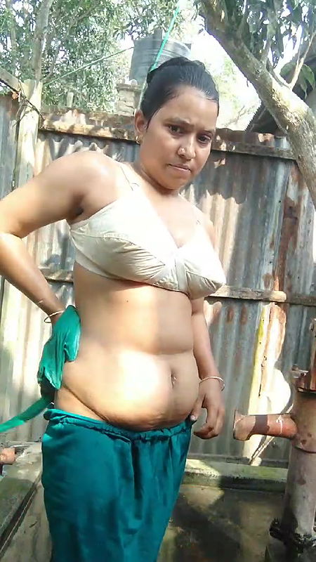 Desi Village Bhabhi Bathing Showiing Nude10 VIDEO 210