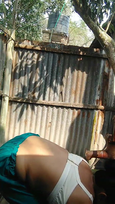 Desi Village Bhabhi Bathing Showiing Nude10 VIDEO 210