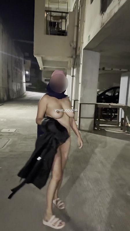 Exhibitionist Babe Naked in Society at night hours2