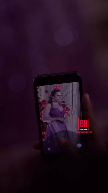 SUKRITI KAKAR DEEP CLEAVAGE TEASE AT EVENT 22