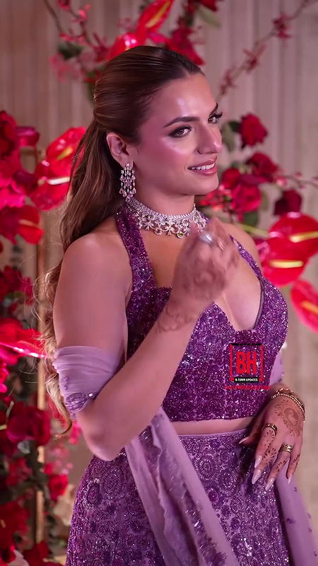 SUKRITI KAKAR DEEP CLEAVAGE TEASE AT EVENT 22