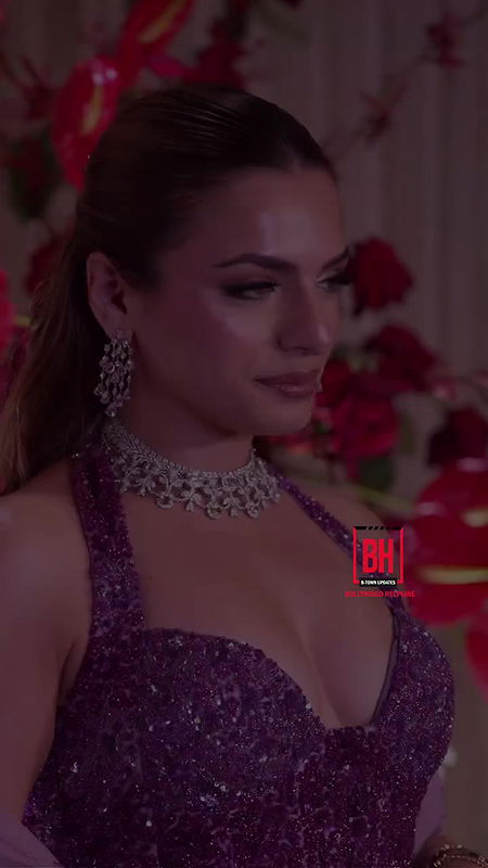 SUKRITI KAKAR DEEP CLEAVAGE TEASE AT EVENT 22