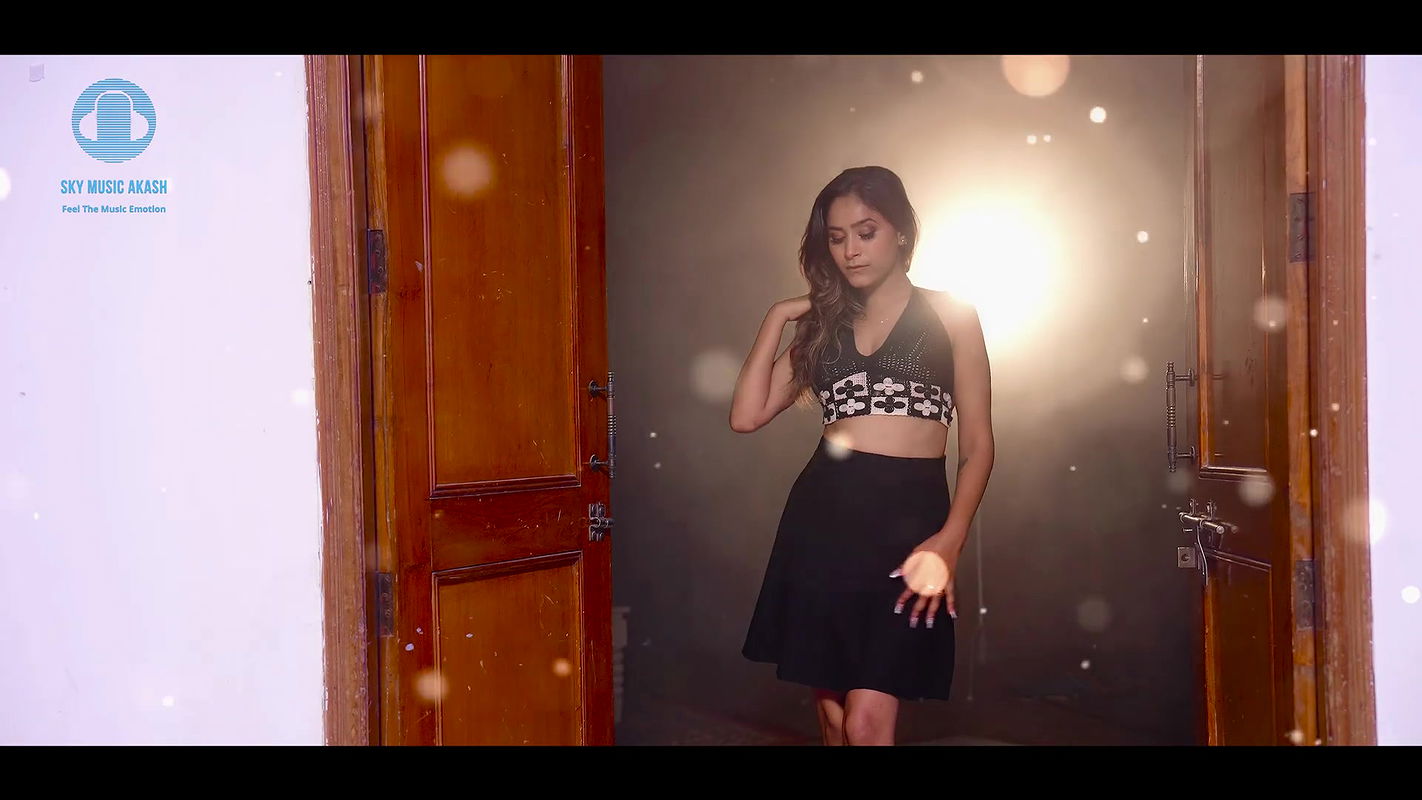 Tisha Sharma hot song – Boob kiss, Smooch, Thigh show, Back kiss2