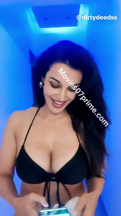 FLORA SAINI – BIKINI LIVE 1