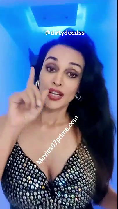 FLORA SAINI – BIKINI LIVE