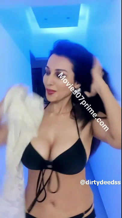 FLORA SAINI – BIKINI LIVE