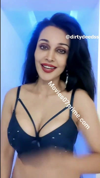 FLORA SAINI – BRA NIGHT