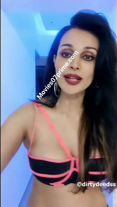 FLORA SAINI – BRA NIGHT