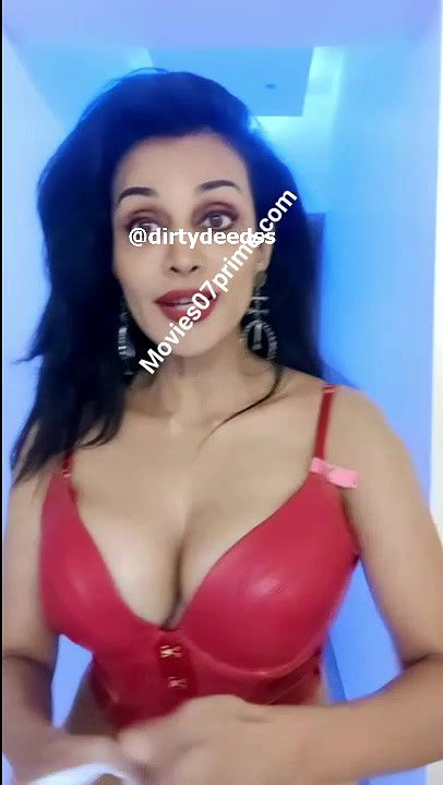 FLORA SAINI – BRA NIGHT