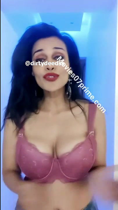 FLORA SAINI – BRA NIGHT