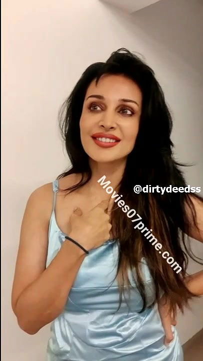 FLORA SAINI – CHANGE THE DRESS