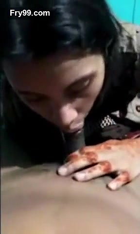 DESI INDIAN GIRL GIVING BLOWJOB