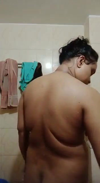 Chubby Indian lady making nude bath video