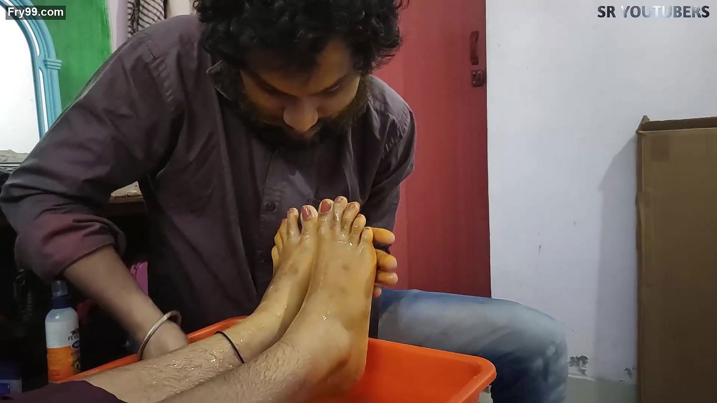 Vaishnavi – Feet Wash With Turmeric And Feert On Face