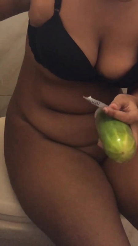 Desi girl takes cucumber in her tight pussy