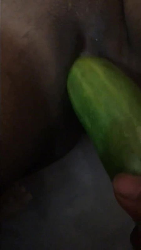 Desi girl takes cucumber in her tight pussy