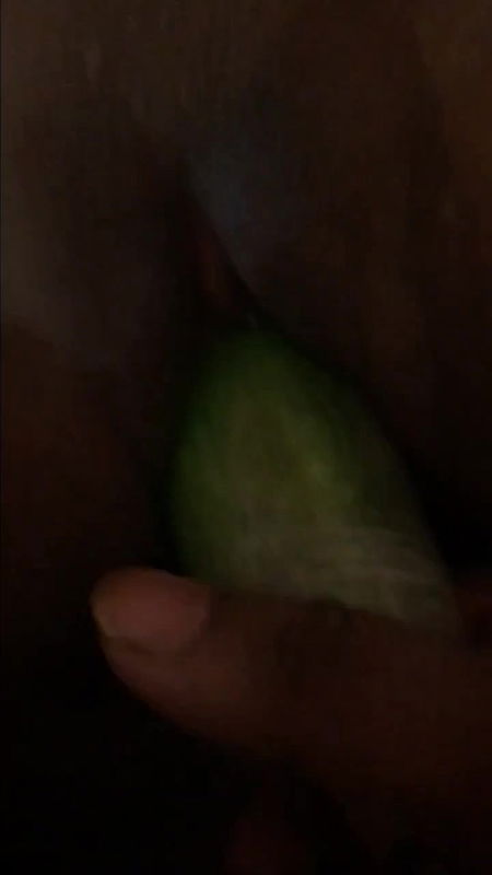 Desi girl takes cucumber in her tight pussy
