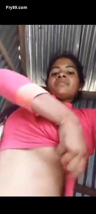 Desi Girl Showing Her Boobs