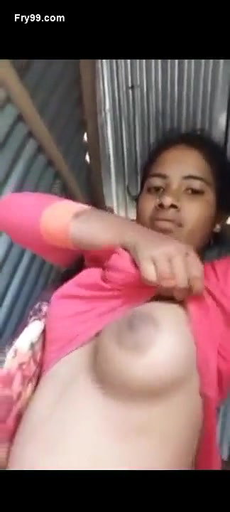 Desi Girl Showing Her Boobs