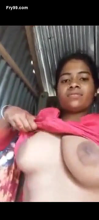 Desi Girl Showing Her Boobs