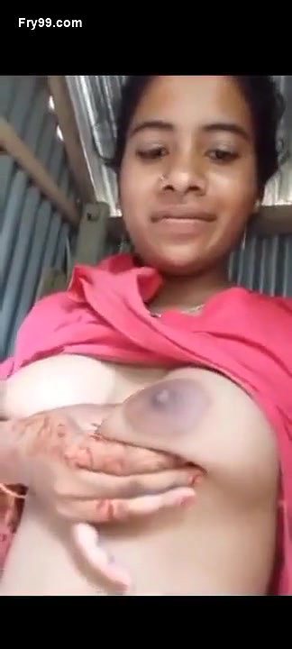 Desi Girl Showing Her Boobs